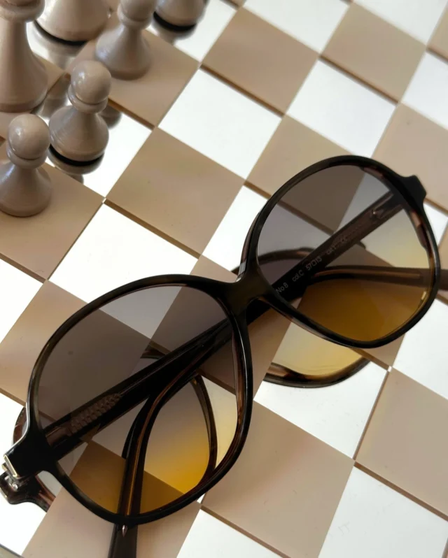 No. 8 – Für Momente, die nicht vergänglich sind.

Klar im Design. Stark im Ausdruck. Unverkennbar Tom + Hatty.

#tomhatty #eyewear #sonnenbrille #sunglass #accesorios #accesories